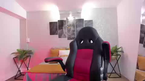 Snapshot of nils_saint chatting on 09-20-25, 04:02 Nils online show from 09-20-25, 04:02