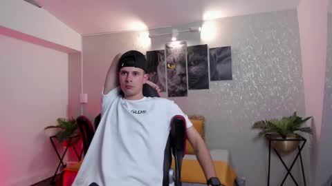 Snapshot of nils_saint chatting on 09-21-25, 04:25 Nils online show from 09-21-25, 04:25