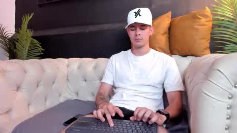 Snapshot of nils_saint chatting on 10-08-25, 05:05 Nils online show from 10-08-25, 05:05