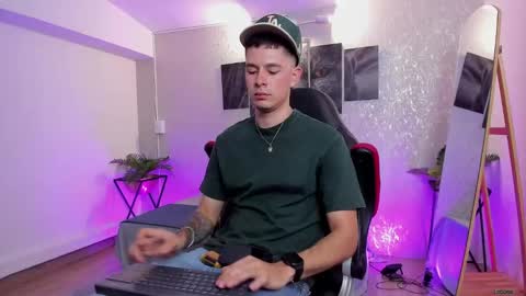 Snapshot of nils_saint chatting on 10-11-25, 02:44 Nils online show from 10-11-25, 02:44