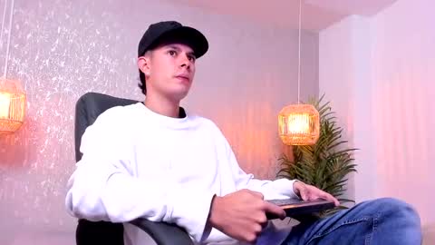 Snapshot of nils_saint chatting on 10-19-25, 04:02 Nils online show from 10-19-25, 04:02