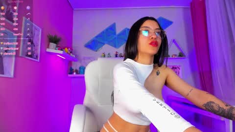 Snapshot of nina__dixon chatting on 01-22-25, 11:53 Nina online show from 01-22-25, 11:53