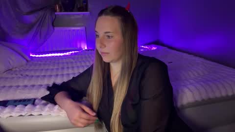 ninaglow_ online show from 10-03-25, 07:00