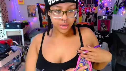 Snapshot of nintendhoe_ chatting on 10-08-25, 01:09 kiwi online show from 10-08-25, 01:09