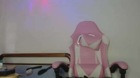 Snapshot of nisernamxxx chatting on 09-21-25, 10:33 Nicolle  online show from 09-21-25, 10:33