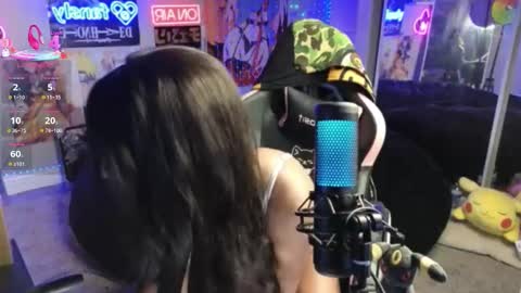 Snapshot of niviawolfe chatting on 12-15-25, 04:28 NIVIA WOLFE online show from 12-15-25, 04:28