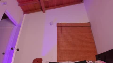 Snapshot of noah_beck42 chatting on 12-04-25, 07:00 Sara online show from 12-04-25, 07:00