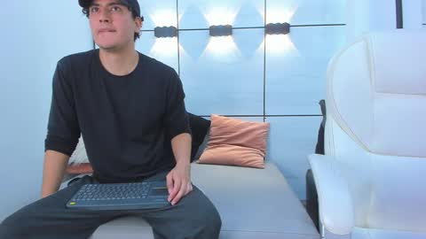 Snapshot of noah_ferrary chatting on 11-08-25, 07:01 Noah Ferrary online show from 11-08-25, 07:01