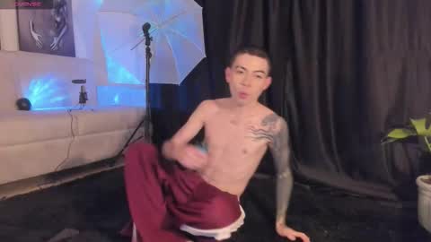 Snapshot of noah_lambert chatting on 11-28-25, 06:38 Noah online show from 11-28-25, 06:38