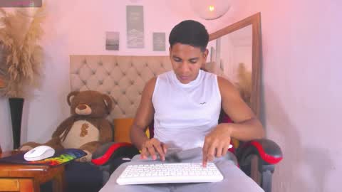 N O AH - S T H O  N E online show from 02-08-26, 03:21