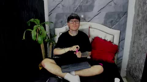 Snapshot of noah_west18 chatting on 12-17-25, 07:42 NOAH online show from 12-17-25, 07:42