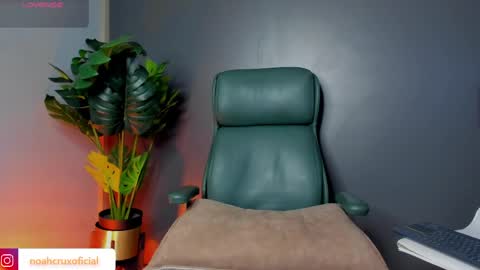 Snapshot of noahcrux chatting on 05-20-26, 10:38 Noah online show from 05-20-26, 10:38