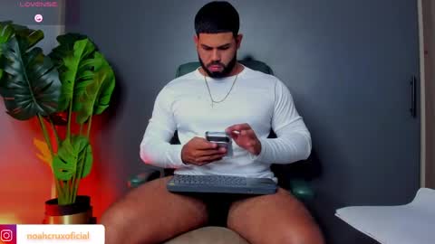 Snapshot of noahcrux chatting on 05-27-26, 02:41 Noah online show from 05-27-26, 02:41