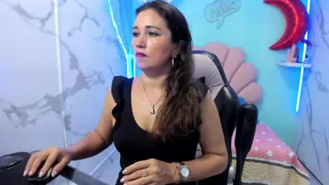 Snapshot of noelia_milfs chatting on 10-15-25, 02:44 noelia_milfs online show from 10-15-25, 02:44