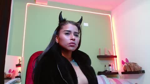 Snapshot of noha_thomson chatting on 02-14-25, 02:18 Noha Thomson online show from 02-14-25, 02:18