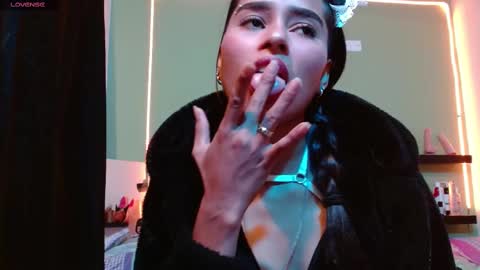 Snapshot of noha_thomson chatting on 02-14-25, 10:04 Noha Thomson online show from 02-14-25, 10:04