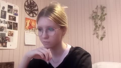 Snapshot of novellahartig chatting on 02-21-26, 02:51 Sari It is my first day online show from 02-21-26, 02:51