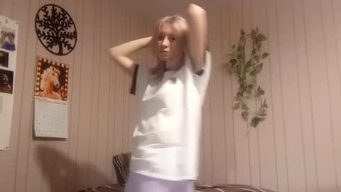 Snapshot of novellahartig chatting on 03-04-26, 03:40 Sari It is my first day online show from 03-04-26, 03:40