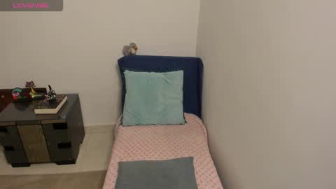 Snapshot of nuit_rose chatting on 10-15-25, 02:33 nuit_rose online show from 10-15-25, 02:33