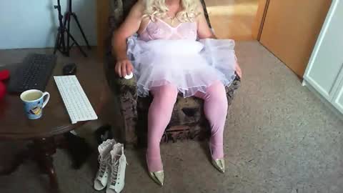 Snapshot of nyloniasau chatting on 10-11-25, 11:31 Strumpfhose online show from 10-11-25, 11:31