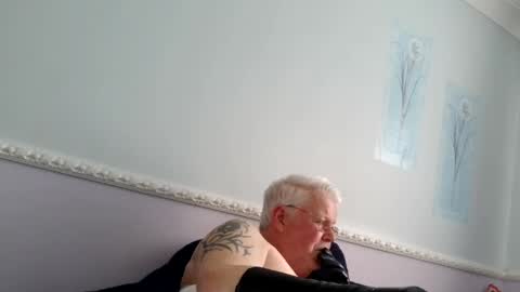 Snapshot of nylonlegs69 chatting on 05-11-26, 04:37 stockings suspenders mad online show from 05-11-26, 04:37
