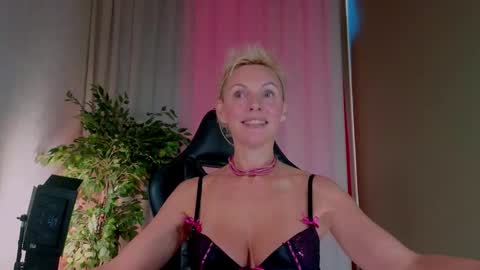 nymphvariety online show from 09-30-25, 05:23