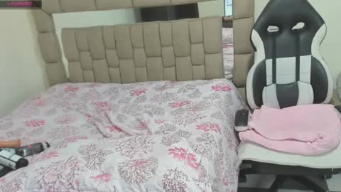 Snapshot of nyomi_browm chatting on 02-19-25, 08:33 nyomi browm online show from 02-19-25, 08:33