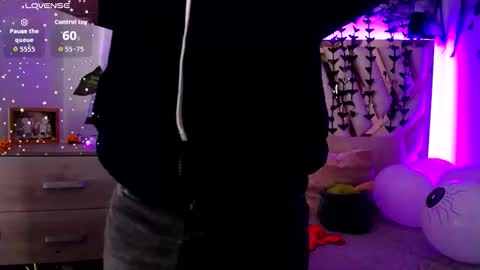 Snapshot of nyx_andria chatting on 10-19-25, 09:26 Alex   .    online show from 10-19-25, 09:26