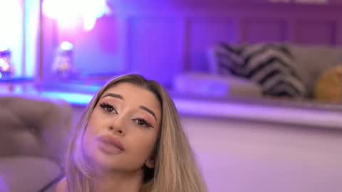 Snapshot of odettebensen chatting on 10-17-25, 05:21 Odette online show from 10-17-25, 05:21