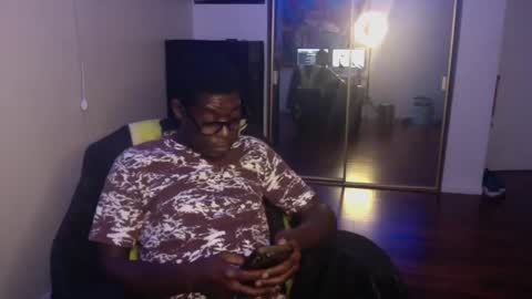 Snapshot of officialmoneyxxx chatting on 12-04-24, 05:49 Money online show from 12-04-24, 05:49