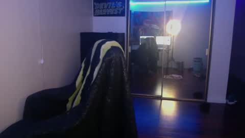 Snapshot of officialmoneyxxx chatting on 12-05-24, 08:11 Money online show from 12-05-24, 08:11