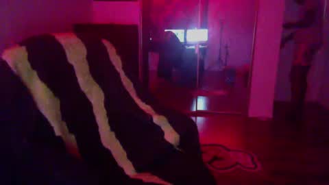 Snapshot of officialmoneyxxx chatting on 01-22-25, 05:59 Money online show from 01-22-25, 05:59