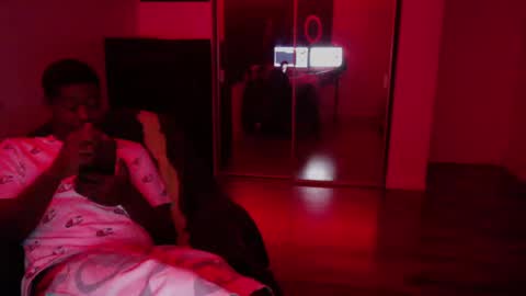 Snapshot of officialmoneyxxx chatting on 10-16-25, 09:32 Money online show from 10-16-25, 09:32