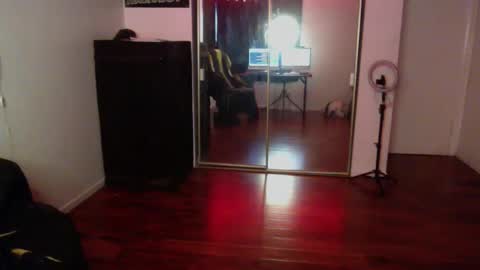 Snapshot of officialmoneyxxx chatting on 10-27-25, 05:39 Money online show from 10-27-25, 05:39