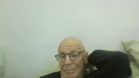 Snapshot of oggi95 chatting on 11-14-25, 04:17 oggi95 online show from 11-14-25, 04:17