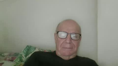 Snapshot of oggi95 chatting on 12-15-25, 02:54 oggi95 online show from 12-15-25, 02:54