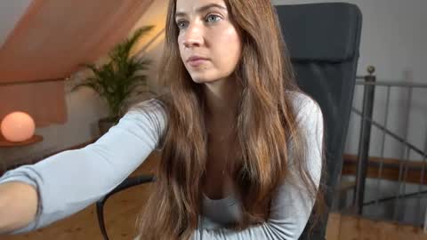 Lola online show from 11-25-25, 05:46