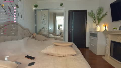 Julie online show from 02-24-25, 07:11