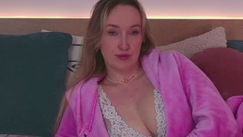 Snapshot of oh_kitty chatting on 12-11-24, 08:36 Kourtney online show from 12-11-24, 08:36