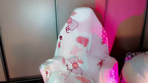 Snapshot of oh_pichuu chatting on 06-11-26, 12:43 Milly online show from 06-11-26, 12:43
