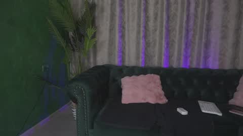 Snapshot of ohh_my_venus chatting on 02-06-25, 10:37 Julia online show from 02-06-25, 10:37