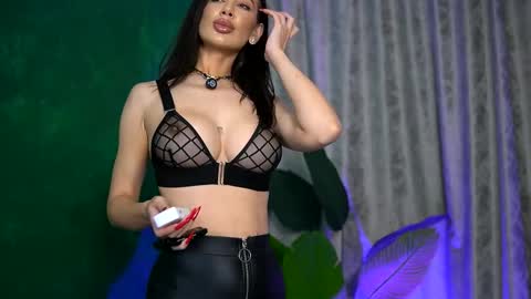 Snapshot of ohh_my_venus chatting on 10-16-25, 04:02 Julia online show from 10-16-25, 04:02