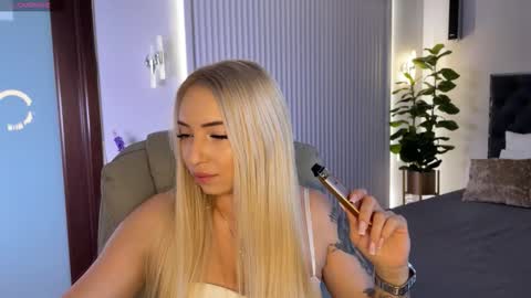 Snapshot of ohmyemma chatting on 09-26-25, 01:53 Emma online show from 09-26-25, 01:53