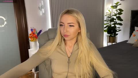 Snapshot of ohmyemma chatting on 10-14-25, 01:06 Emma online show from 10-14-25, 01:06