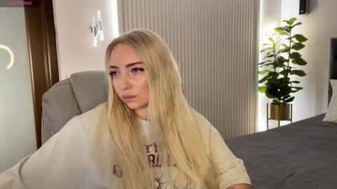 Snapshot of ohmyemma chatting on 11-17-25, 01:55 Emma online show from 11-17-25, 01:55