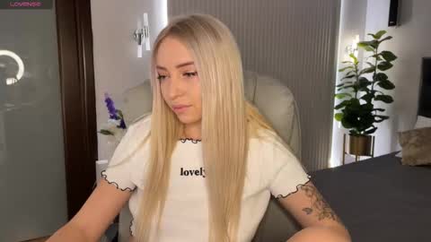 Snapshot of ohmyemma chatting on 01-11-26, 12:59 Emma online show from 01-11-26, 12:59