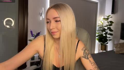 Snapshot of ohmyemma chatting on 01-14-26, 01:22 Emma online show from 01-14-26, 01:22