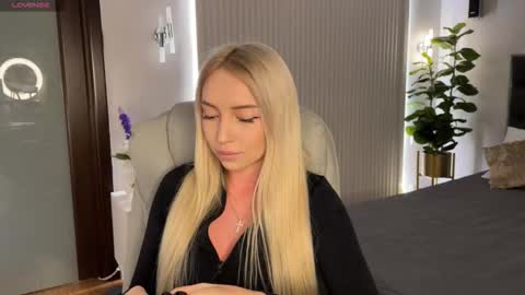 Snapshot of ohmyemma chatting on 01-19-26, 01:09 Emma online show from 01-19-26, 01:09