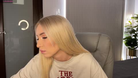 Snapshot of ohmyemma chatting on 02-09-26, 01:09 Emma online show from 02-09-26, 01:09