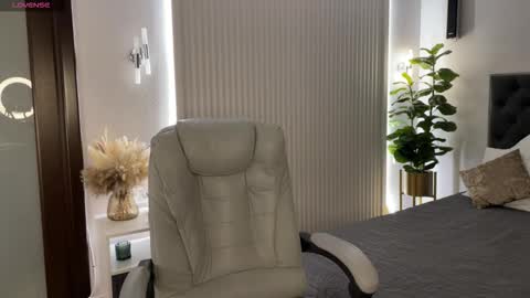 Snapshot of ohmyemma chatting on 02-12-26, 01:22 Emma online show from 02-12-26, 01:22